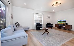 Modern 1Bd Apartment In Prime Location